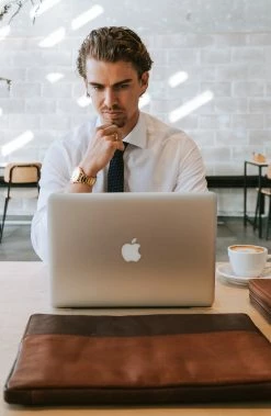 Lucleon Montre Grover Imperial -Montres bracelet Soldes man in shirt with laptop and accessories