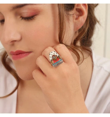 Bague Ajustable Rouge Rêveuse, Marque Taratata Bijoux | Bijoux Totem. 4 Bague Ajustable Rouge Rêveuse, Marque Taratata Bijoux | Bijoux Totem. – Image 2