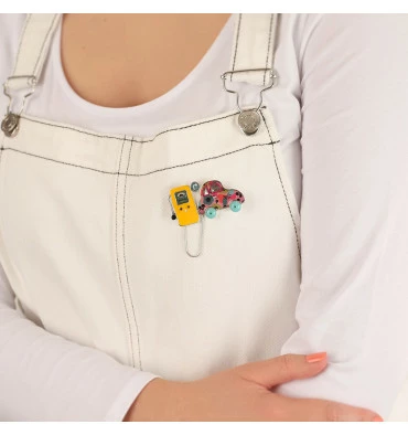 Broche Voiture Mille Bornes, Marque Taratata | Bijoux Totem 4 Broche Voiture Mille Bornes, Marque Taratata | Bijoux Totem – Image 2